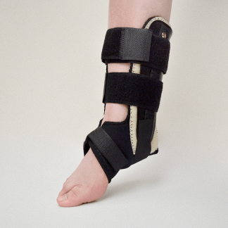 BRACE DE TOBILLO RÍGIDO